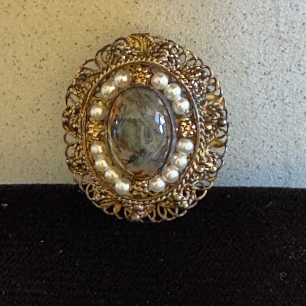 VTG oval acrylic Cabochon in ornate antique gold tone & faux seed pearl brooch